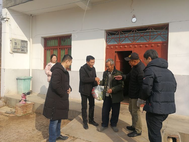 回村回訪看變化 共敘情誼話(huà)未來(lái)