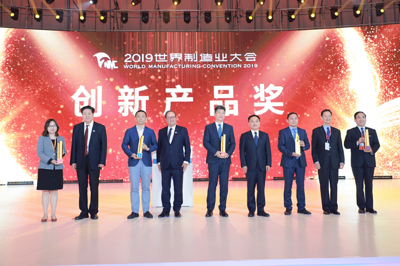 陜鼓集團(tuán)黨委書記、董事長(zhǎng)李宏安（右一）代表企業(yè)領(lǐng)取了創(chuàng)新產(chǎn)品金獎(jiǎng)_副本.jpg